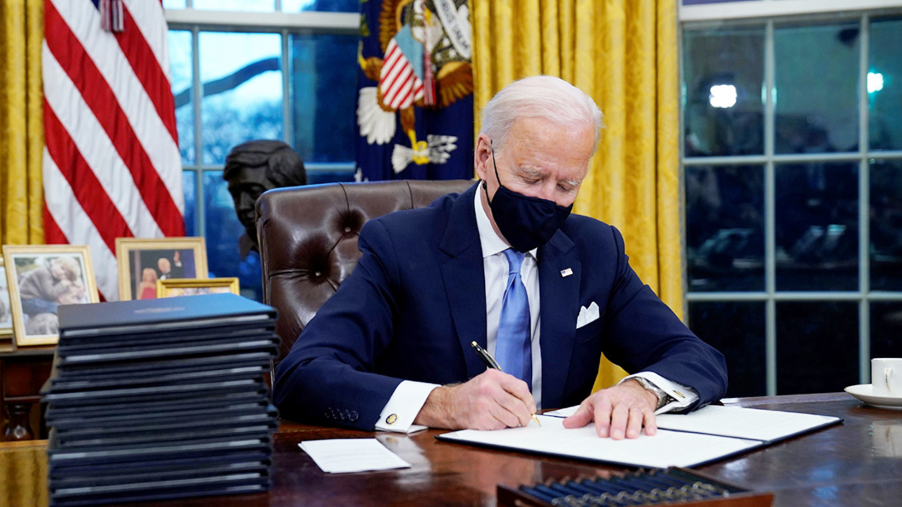 Joe Biden fryser FinCENs Crypto Wallet Rulemaking - US Crypto Regulations Under Review