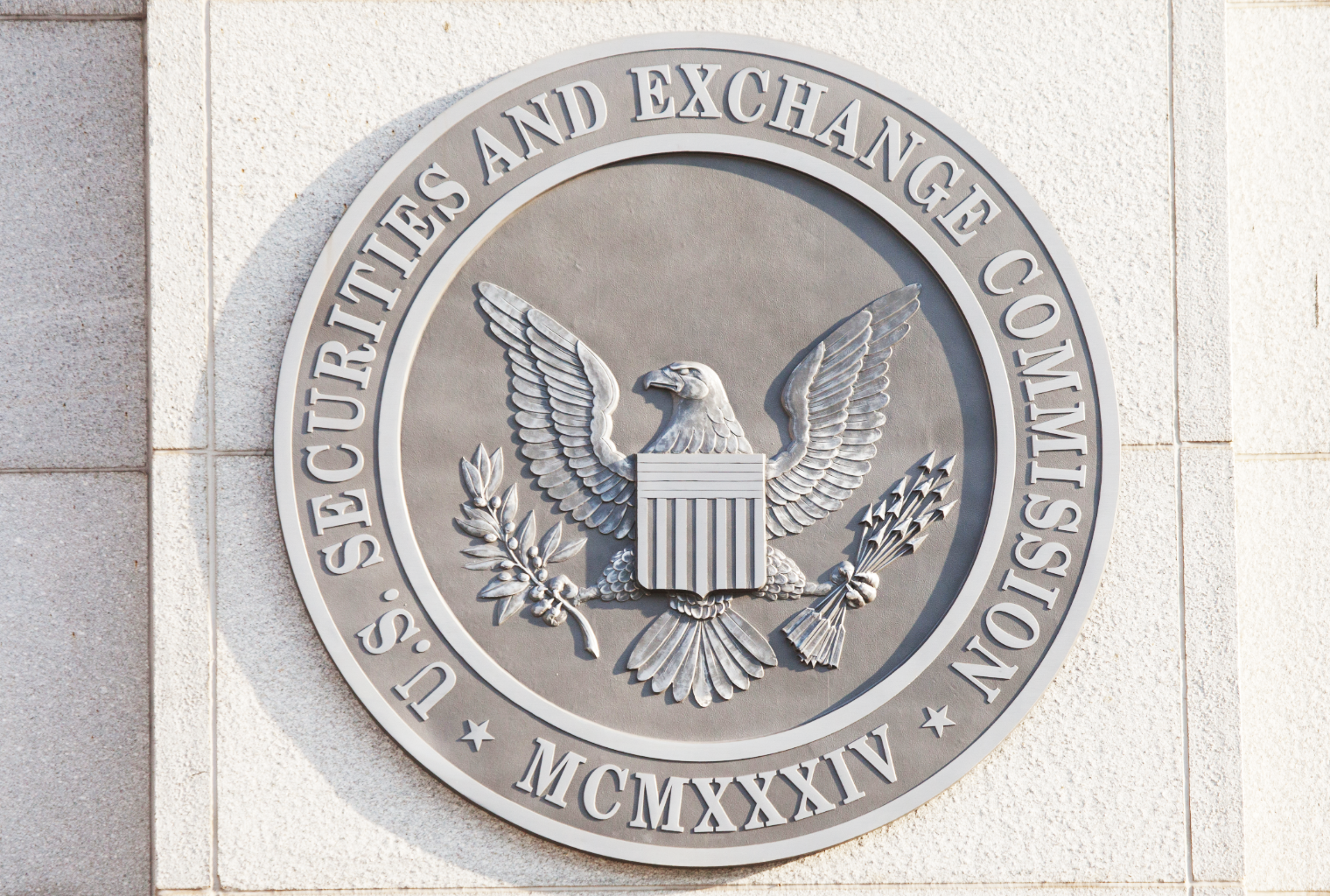 SEC-kommisjonær sier at tiden er riktig for Bitcoin-ETFer - 3 ventende fond